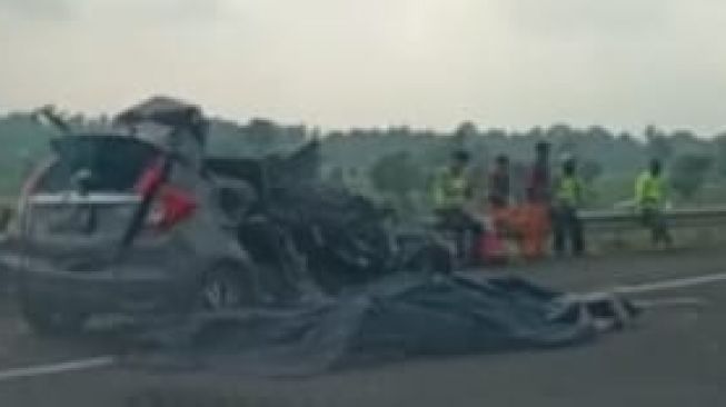 mobil korban lakalantas di jalan tol Kayuagung - Palembang (dok.beritamusi)