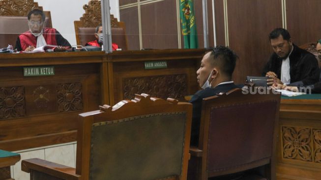 Vicky Prasetyo saat mengikuti sidang lanjutan kasus pencemaran nama baik dengan mantan istrinya, Angel Lelga di Pengadilan Negeri Jakarta Selatan, Rabu (21/10). [Suara.com/Alfian Winanto]