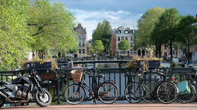 Sepeda di jembatan kanal Amsterdam. (Pixabay/RalfGervink)