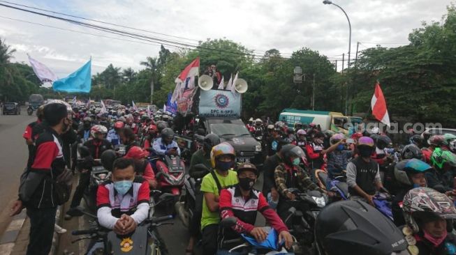 Ribuan Massa Buruh Melenggang ke Istana Presiden, Pelajar Diamankan Polisi