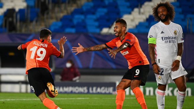 Para pemain Shakhtar Donetsk merayakan gol ketiga mereka selama selama pertandingan sepak bola grup B Liga Champions UEFA antara Real Madrid melawan Shakhtar Donetsk di Stadion Alfredo di Stefano, Madrid, Spanyol, Kamis (22/10) dini hari WIB. [GABRIEL BOUYS / AFP]