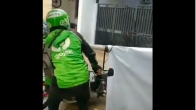 Viral Ojol Seret Honda BeAT Miliknya Saat Ambil Orderan, Penyebabnya Sepele