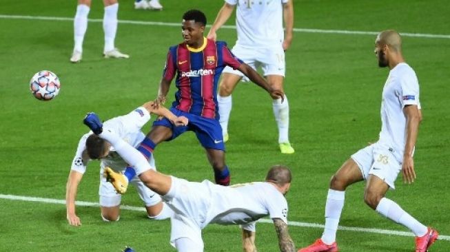 Aksi penyerang muda Barcelona, Ansu Fati saat membobol gawang Ferencvaros di ajang Liga Champions. (LLUIS GENE / AFP)