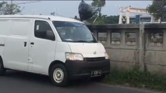 Mobil putih Grand Max B 9388 FCC buah sampah ke Kalimalang Bekasi dikejar polisi.