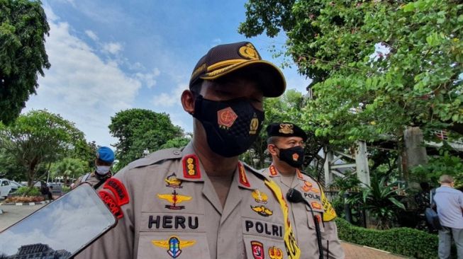 Kapolres Metro Jakarta Pusat Kombes Heru Novianto di depan Gedung Sapta Pesona, Kamis (22/10/2020). [ANTARA/Livia Kristianti]