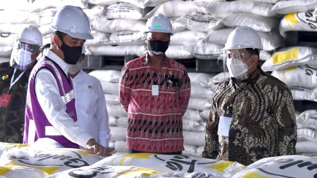 Presiden Joko Widodo meninjau lokasi panen tebu sekaligus meresmikan pabrik gula yang berada di Kabupaten Bombana, Sulawesi Tenggara, Kamis, 22 Oktober 2020 / Foto : Sekretariat Presiden