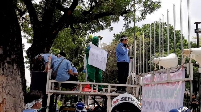 Massa dari petugas Ambulans AGD dan Dinkes DKI saat berdemo di Balai Kota Jakarta. (Suara.com/Fakhri)