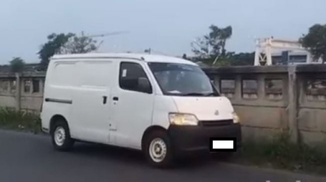 Pengemudi Daihatsu GranMax tengah menjadi sorotan warganet (Facebook)