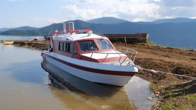 Warga Sekitar Danau Matano dan Towuti Dapat Bantuan Perahu Ambulans