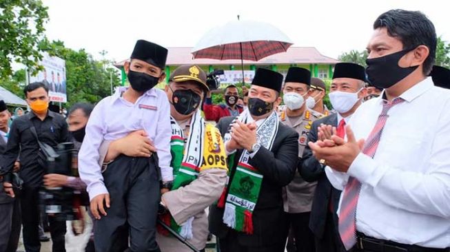 Cerita Kapolda ke Pesantren Bengkalis, Disambut Hujan hingga Gendong Santri