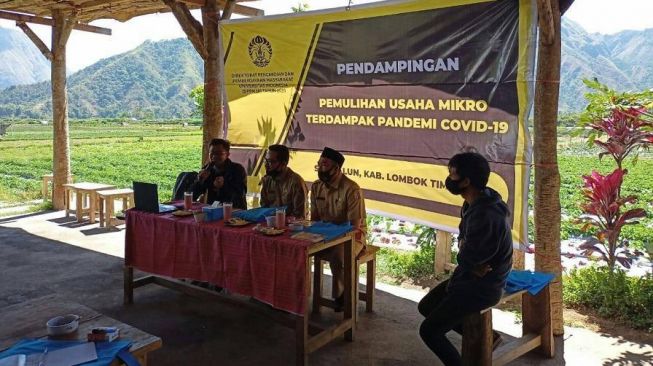 Tim PPM UI, yang diketuai kademisi dari FEB UI, Dr. Rambat Lupiyoadi memberikan pelatihan, penyaluran dana, dan pendampingan usaha kepada pelaku usaha mikro di Sembalun, Kabupaten Lombok Timur, NTB. (Dok : UI)