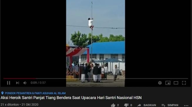 Santri panjat tiang bendera di Hari Santri Nasional. (YouTube/Petruk Sugiarta)