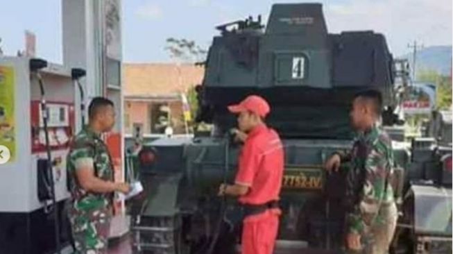 Petugas SPBU sedang mengisi bahan bakar tank (Instagram)