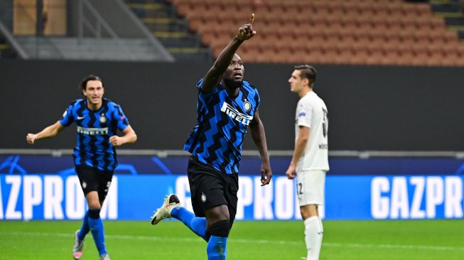 Penyerang Inter Milan Romelu Lukaku merayakan golnya usai mencetak gol kedua timnya selama pertandingan leg pertama babak pertama Liga Champions UEFA, grup B antara Inter Milan melawan Borussia Moenchengladbach, di Stadion Giuseppe Meazza, Milan, Itali, Kamis (22/10). dini hari WIB. 
[MIGUEL MEDINA / AFP]
