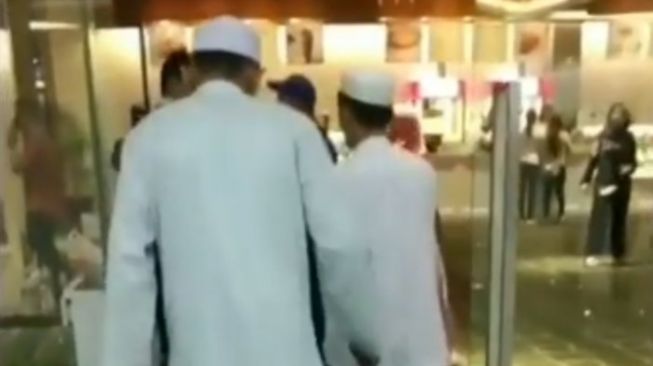 Santri Ini Lepas Sandal saat Masuk Bioskop, Tuai Pujian Publik