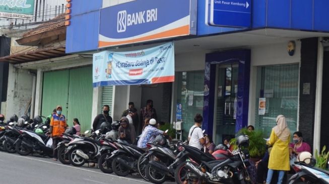 Marak Antre Ambil Bantuan Sosial di Bank, Satpol PP Minta Warga Jaga Jarak