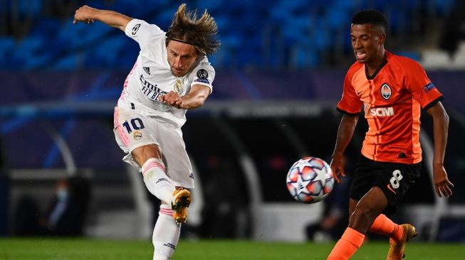 Gelandang sentral Real Madrid, Luka Modric (kiri) beraksi dalam laga Liga Champions 2020/2021 kontra Shakhtar Donetsk di Estadio Alfredo Di Stefano, Madrid, Kamis (22/10/2020) dini hari WIB. [GABRIEL BOUYS / AFP]