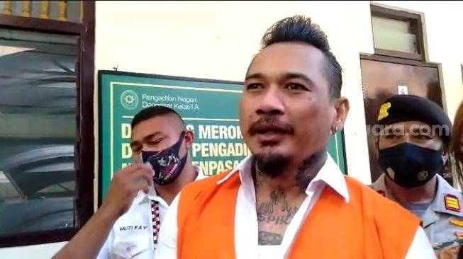 Jerinx SID usai jalani sidang di PN Denpasar, Kamis (22/10/2020). (Suara.com/Sultan)