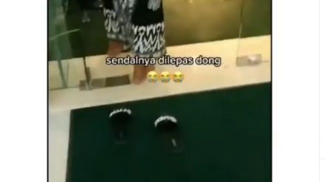 Santri itu lepas sendal saat masuk bioskop.(@media.virals)