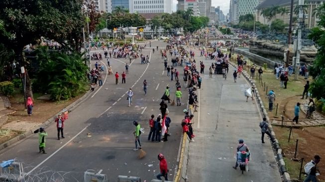 Sebagian massa buruh sudah bubar di kawasan Patung Kuda, Jakarta Pusat hingga petang ini. (Suara.com/Arga)