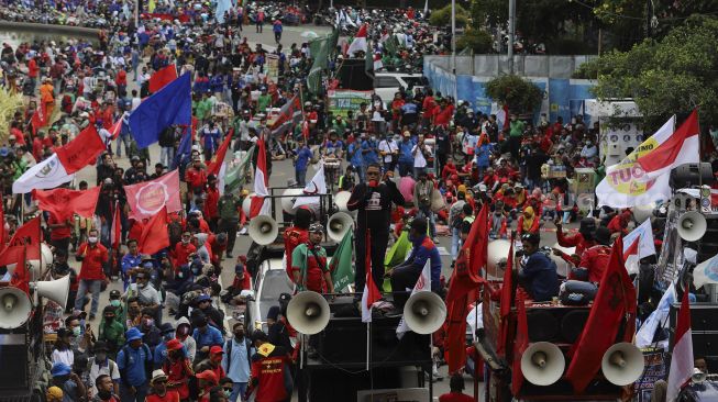 Massa aksi yang tergabung dalam elemen buruh berunjuk rasa di kawasan Patung Kuda Arjuna Wiwaha, Jakarta, Kamis (22/10/2020). [Suara.com/Angga Budhiyanto]