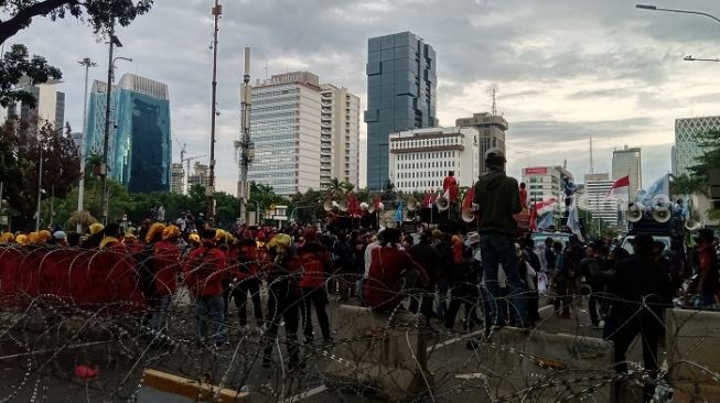 Nyalakan Smoke Bomb dan Nyanyi Lagu Buruh Tani, Massa Aksi Bubarkan Diri