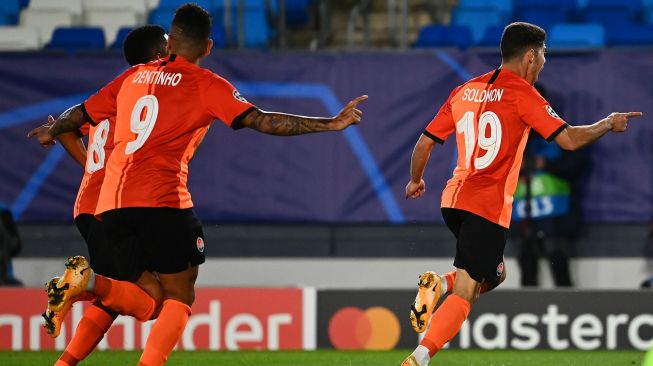 Para pemain Shakhtar Donetsk merayakan gol ketiga mereka selama selama pertandingan sepak bola grup B Liga Champions UEFA antara Real Madrid melawan Shakhtar Donetsk di Stadion Alfredo di Stefano, Madrid, Spanyol, Kamis (22/10) dini hari WIB. [GABRIEL BOUYS / AFP]