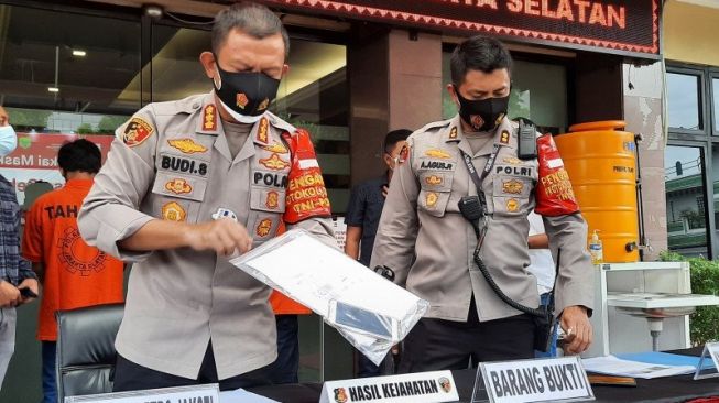 Kapolres Metro Jakarta Selatan Kombes Pol Budi Sartono (kiri) dan Wakapolres Metro Jakarta Selatan AKBP Agustinus Agus Rahmanto memperlihatkan barang bukti tindak pidana pencurian jambret oleh tiga pelajar di Mako Polres Metro Jakarta Selatan, Kamis (22/10/2020). [ANTARA/Laily Rahmawaty]