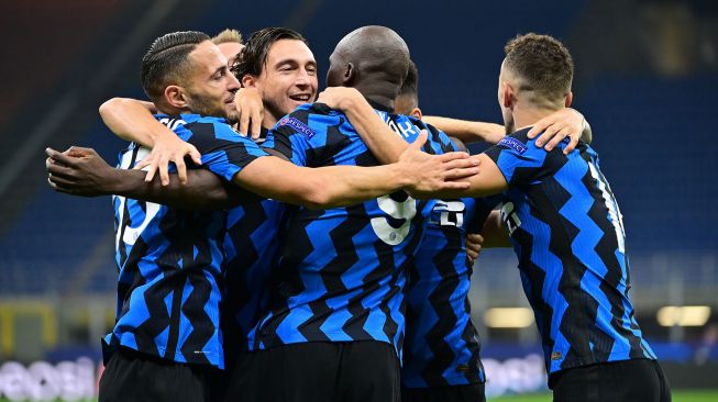 Penyerang Inter Milan Romelu Lukaku (tengah) merayakan golnya bersama rekan-rekan setimnya setelah mencetak gol pertama timnya pada pertandingan sepak bola antara Inter Milan melawan Borussia Moenchengladbach, di Stadion Giuseppe Meazza, Milan, Itali, Kamis (22/10). dini hari WIB. 
[MIGUEL MEDINA / AFP]