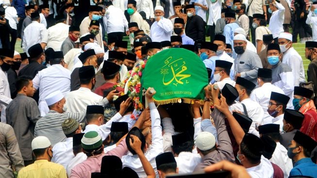 Ratusan santri dan warga  mengusung keranda jenazah Pimpinan Pondok Modern Darussalam Gontor KH Abdulllah Syukri Zarkasyi untuk dishalatkan di masjid sebelum dimakamkan di Gontor, Ponorogo, Jawa Timur, Kamis (22/10/2020). [ANTARA FOTO/Adi Pratama]
