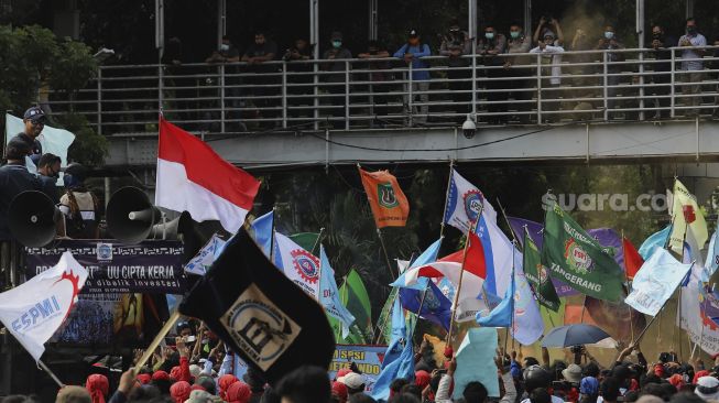 Massa aksi yang tergabung dalam elemen buruh berunjuk rasa di kawasan Patung Kuda Arjuna Wiwaha, Jakarta, Kamis (22/10/2020). [Suara.com/Angga Budhiyanto]