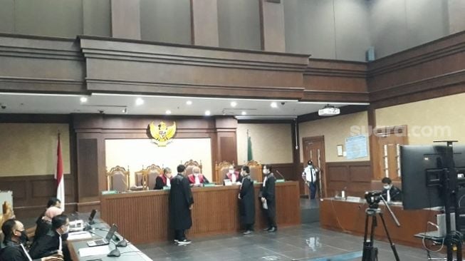 Sidang eks Sekretaris MA Nurhadi dan menantunya di PN Jakarta Pusat, Kamis (22/10/2020). (Suara.com/Welly)