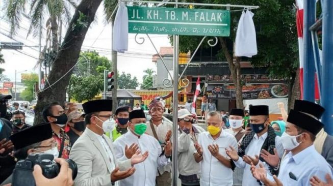 Wali Kota Bogor Bima Arya Sugiarto (kiri) bersama sejumlah undangan memanjatkan doa, dalam rangkaian peresmian nama Jalan KH Tubagus Muhammad Falak, di Bogor, Kamis (22/10/2020). ANTARA/Riza Harahap