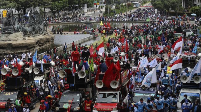 Massa aksi yang tergabung dalam elemen buruh berunjuk rasa di kawasan Patung Kuda Arjuna Wiwaha, Jakarta, Kamis (22/10/2020). [Suara.com/Angga Budhiyanto]