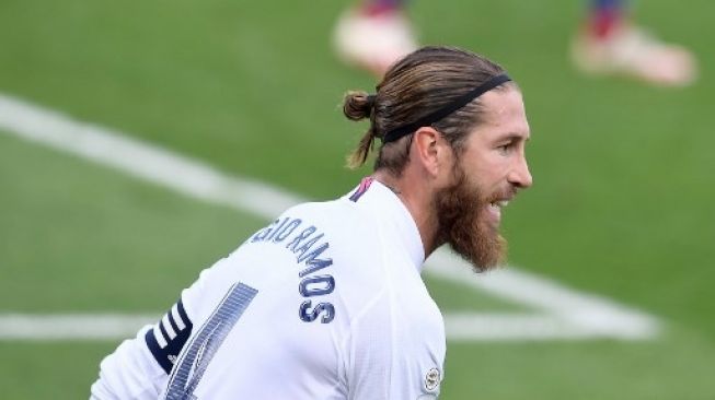 Reaksi kapten Real Madrid Sergio Ramos setelah gagal memanfaatkan peluang di depan gawang Levante dalam pertandingan La Liga yang berlangsung 4 Oktober 2020. [AFP]