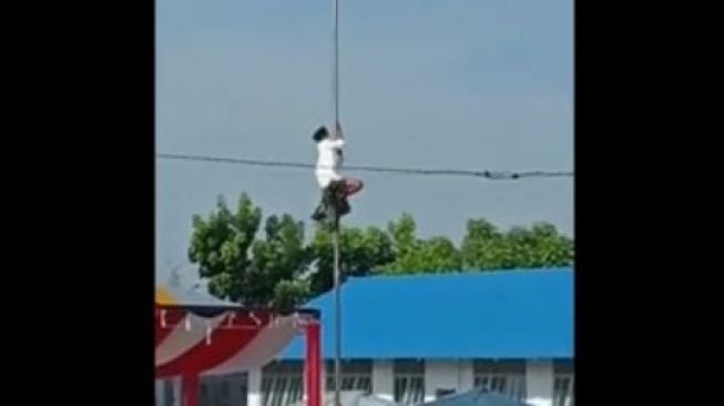 Tali Putus saat Upacara HSN, Santri Ini Heroik Panjat Tiang Bendera