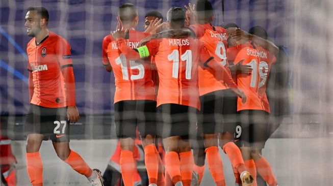 Penyerang Shakhtar Donetsk Manor Solomon (kanan) merayakan golnya dengan rekan satu timnya setelah mencetak gol ketiga timnya selama pertandingan sepak bola grup B Liga Champions UEFA antara Real Madrid melawan Shakhtar Donetsk di Stadion Alfredo di Stefano, Madrid, Spanyol, Kamis (22/10) dini hari WIB. [GABRIEL BOUYS / AFP]