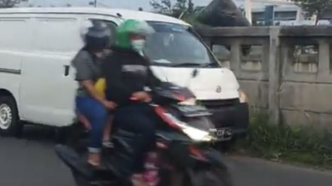 Mobil putih Grand Max B 9388 FCC buah sampah ke Kalimalang Bekasi dikejar polisi.