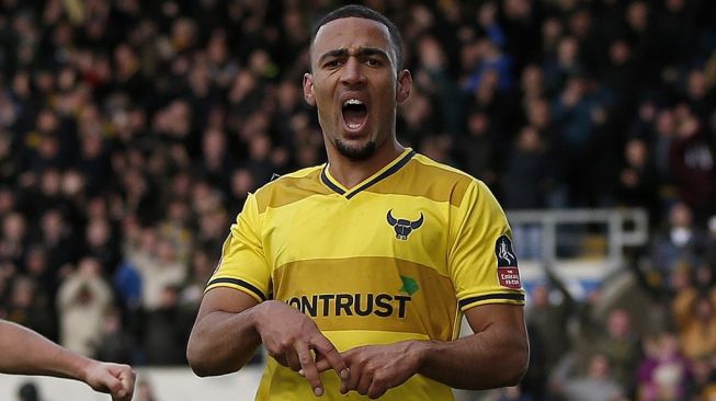 Kemar Roofe saat masih memperkuat Oxford United pada 2016 lalu. [AFP PHOTO / ADRIAN DENNIS]