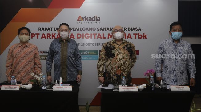 Direktur Utama PT Arkadia Digital Media Tbk, Wiliam Martaputra (kedua kanan) didampingi Komisaris Utama Stephen K. Sulistyo (kedua kiri), Direktur Suwarjono (kanan), dan Komisaris Independen Ariyo Ali Suprapto (kiri) berfoto bersama usai Rapat Umum Pemegang Saham Luar Biasa (RUPSLB) di Jambuluwuk Hotel, Jakarta, Jumat (23/10/2020). [Suara.com/Angga Budhiyanto]