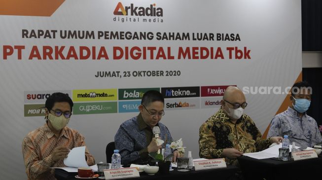 Komisaris Utama PT Arkadia Digital Media Tbk, Stephen K. Sulistyo (kedua kiri) didampingi Komisaris Independen Ariyo Ali Suprapto (kiri), Direktur Utama Wiliam Martaputra (kedua kanan), dan Direktur Suwarjono (kanan) memberikan paparan saat Rapat Umum Pemegang Saham Luar Biasa (RUPSLB) di Jambuluwuk Hotel, Jakarta, Jumat (23/10/2020). [Suara.com/Angga Budhiyanto]