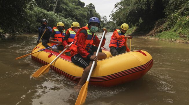 Peserta mendayung perahu karet mengamati titik longsor di Ruas Sungai Ciliwung, Depok, Jawa Barat, Jumat (23/10/2020). [ANTARA FOTO/Asprilla Dwi Adha]