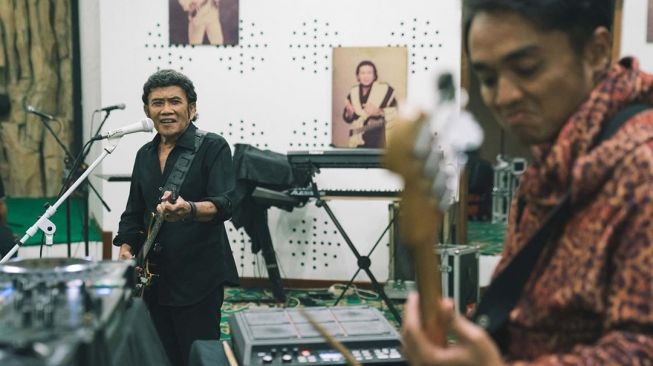 Rhoma Irama dan Dipha Barus tengah latihan di Studio Soneta. [Instagram]