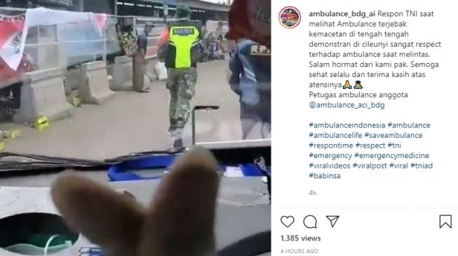 Ambulance Terjebak Macet Demo Buruh di Cileunyi, Prajurit TNI Lakukan Ini