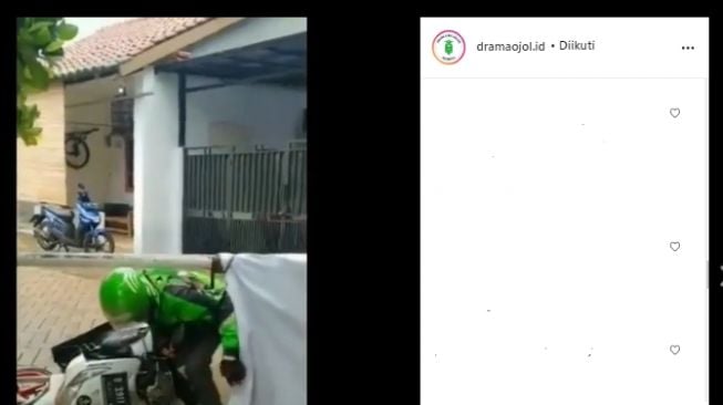 Viral Driver Ojol Seret Motor Lewat Bawah Portal, Demi Kejar Orderan