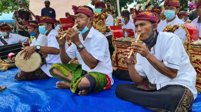 Warga melakukan penyambutan dengan tarian dan adat Bali di Desa Kertoraharjo, Luwu Timur, Sulawesi Selatan, Kamis (22/10/2020) / Foto : Humas Pemprov Sulsel