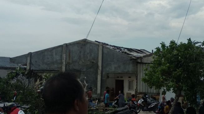 Sejumlah rumah di Bekasi rusak akibat diterjang angin puting beliung, Jumat (23/10/2020) siang. [Ist]