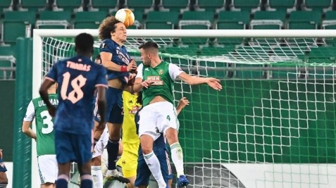 Pemain Arsenal David Luiz menjebol gawang Rapid Vienna dalam pertandingan fase grup Liga Europa yang berlangsung di Allianz Stadion, Kamis (22/10/2020). [AFP]