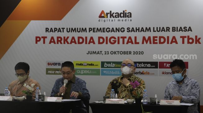 Komisaris Utama PT Arkadia Digital Media Tbk, Stephen K. Sulistyo (kedua kiri) didampingi Komisaris Independen Ariyo Ali Suprapto (kiri), Direktur Utama Wiliam Martaputra (kedua kanan), dan Direktur Suwarjono (kanan) memberikan paparan saat Rapat Umum Pemegang Saham Luar Biasa (RUPSLB) di Jambuluwuk Hotel, Jakarta, Jumat (23/10/2020). [Suara.com/Angga Budhiyanto]