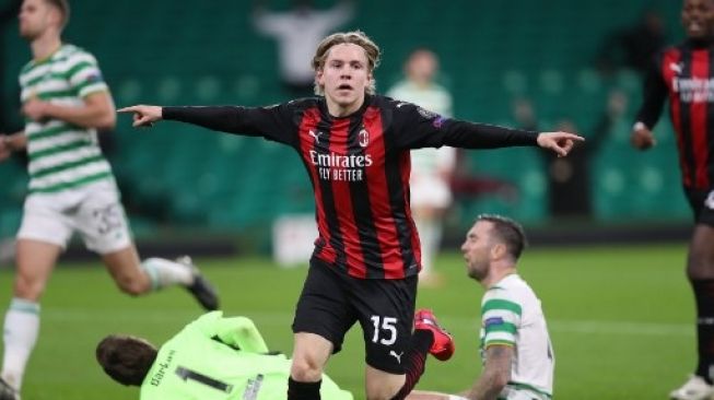 Aksi gelandang AC Milan, Jens Petter Hauge saat membobol gawang Celtic di ajang Liga Europa. (RUSSELL CHEYNE / POOL / AFP)